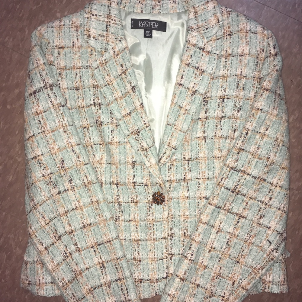 Fantastic jacket! Has gemstone button!